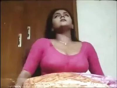 നീണ്ട മുടിയുള്ള സുന്ദരി യുവാവിന്റെ കോഴി സവാരി ചെയ്യുന്നത് ആസ്വദിക്കുന്നു