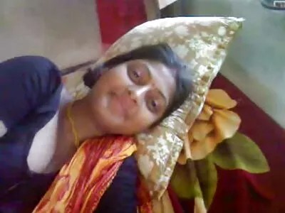 ആകൃതിയിലുള്ള ഏഷ്യൻ പെൺകുട്ടി പുറത്ത് ഒരു വലിയ ലിംഗം മുലകുടിക്കുന്നു