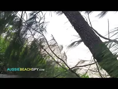 ഏഷ്യൻ പോൺ ബേബിനെ ചില കൊമ്പൻമാർ തട്ടിയെടുക്കുകയും വിരൽചൂണ്ടുകയും ചെയ്യുന്നു