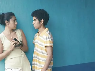 രണ്ട് സുന്ദരികളായ സുന്ദരികൾ മൂന്ന് പേരുടെ മുമ്പിൽ ഒരു വലിയ ഷാഫ്റ്റ് മിനുക്കുന്നു