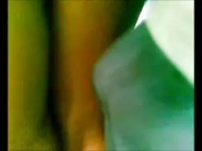 മെലിഞ്ഞ സുന്ദരിയായ ബേബ് കുതിച്ചുകയറുന്നതും ഇടിക്കുന്നതും ആസ്വദിക്കുന്നു