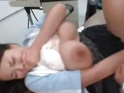 അതിശയിപ്പിക്കുന്ന രണ്ട് സുന്ദരികൾ അവരുടെ പുരുഷ സുഹൃത്തിനെ കുറച്ച് വിനോദത്തിനായി വിളിച്ചു