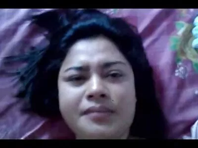 സുന്ദരിയും വികൃതിയും ആയ ദമ്പതികൾ പ്രകൃതിയിലും കംപ്യൂട്ടറിലും ഒരുമിച്ച് കളിക്കുന്നു