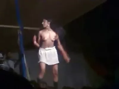 സ്നേഹം അവളെ കെട്ടിപ്പിടിക്കുകയും വളരെ കഠിനമായി ബന്ധിപ്പിക്കുകയും ചെയ്യുന്ന സുഹൃത്തിനൊപ്പം നിലകൊള്ളുന്നു