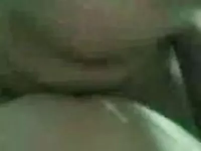 മെലിഞ്ഞ ജാപ്പനീസ് വശീകരണകാരി ഈ മനുഷ്യനെ സന്തോഷിപ്പിക്കുന്നു