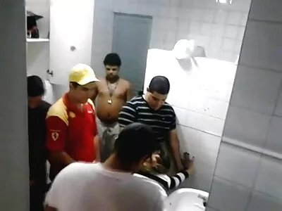 സുന്ദരിയായ സുന്ദരിയായ കാമുകിക്കൊപ്പം തൂങ്ങിക്കിടക്കുന്ന പയ്യൻ തന്റെ പുതിയ ക്യാമറ പരീക്ഷിക്കുന്നു