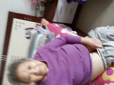 ഉത്തേജിതനായ MILF കോഴി മുലകുടിക്കുന്നതിനോട് ആസക്തിയിലാണ്