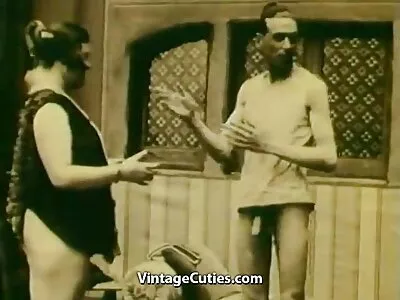 വലിയ നെഞ്ചുള്ള ബ്രൂണറ്റ് വാക്കാലുള്ള ആവശ്യങ്ങൾ നിറവേറ്റാൻ മസാജറുടെ കോഴി ഉപയോഗിക്കുന്നു