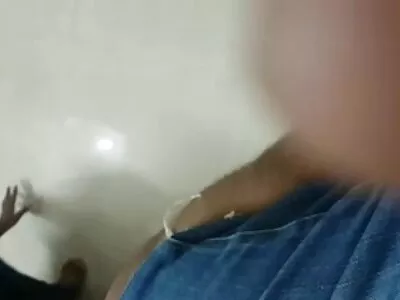 കോപാകുലനായ ഒരു മനുഷ്യനിൽ നിന്ന് രക്ഷപ്പെടാൻ അപരിചിതനെ സഹായിക്കുകയും അവളെ ഭോഗിക്കുകയും ചെയ്യുന്നു