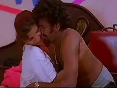 അവളുടെ മേൽ ഇറങ്ങിയ ശേഷം, കഷണ്ടിക്കാരൻ അവളുടെ സ്‌നാച്ചിൽ ആഴത്തിൽ തന്റെ പൗരുഷം കാണിച്ചു
