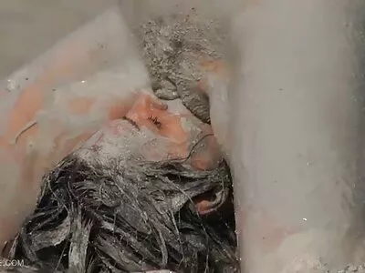 സുന്ദരിയായ സുന്ദരി കിടപ്പുമുറിയിൽ ജനനേന്ദ്രിയത്തിൽ ഇടപെടുന്നു