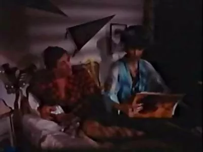 സുന്ദരനായ മനുഷ്യൻ വെളുത്ത സ്റ്റോക്കിംഗിൽ സുന്ദരിയായ സുന്ദരിയെ മനോഹരമായി ഫക്ക് ചെയ്യുന്നു