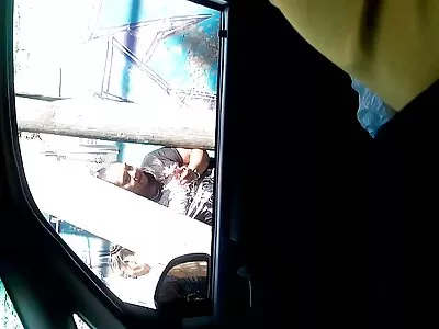 നീണ്ട മുടിയുള്ള ചേട്ടൻ ഒരു സുന്ദരിയുമായി വികൃതി കാണിക്കുന്നു