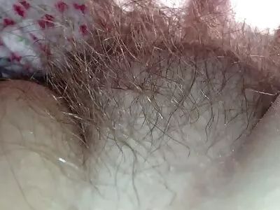 തികച്ചും സ്വാഭാവികമായ ഏഷ്യൻ കോഴിക്കുഞ്ഞിന് നല്ല വാക്കാലുള്ള കഴിവുണ്ട്