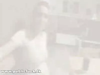 വളഞ്ഞ ജന്മദിന പെൺകുട്ടി തൂങ്ങിക്കിടന്ന സ്ട്രിപ്പറിൽ നിന്ന് ബീജം വേർതിരിച്ചെടുക്കുന്നു